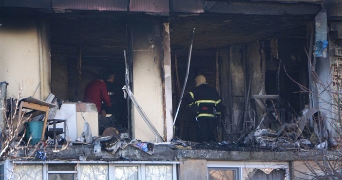 снимки: БулфотоСлед окончателното загасяне на огъня след взрива в апартамент в