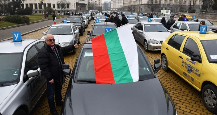 снимки: БулфотоАвтоинструктори излязоха на национален протест в центъра на София.