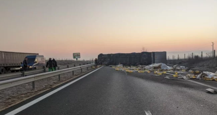 Снимки Валентин Найденов фейсбукКатастрофа е затапила автоматистрала Хемус в близост