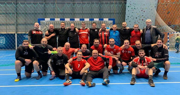 Хандбалистите на Локомотив и ветерани на клуба направиха шоу мач