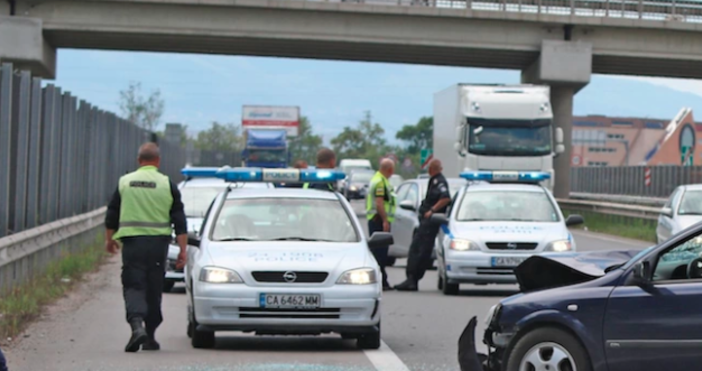 Снимка Булфото архивТрима души са откарани в болница след катастрофата