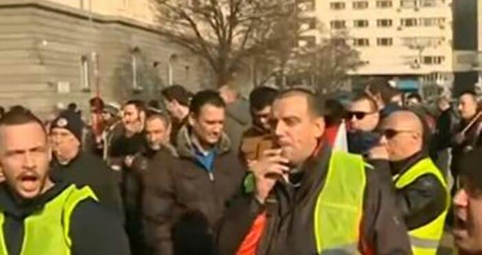 Кадър: Нова телевизияЖителите на Перник, които излязоха на протест в