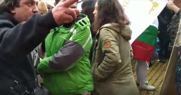 Източник и видео: offnews.bgОколо 40 демонстрантите са били обгазени на провеждащия се