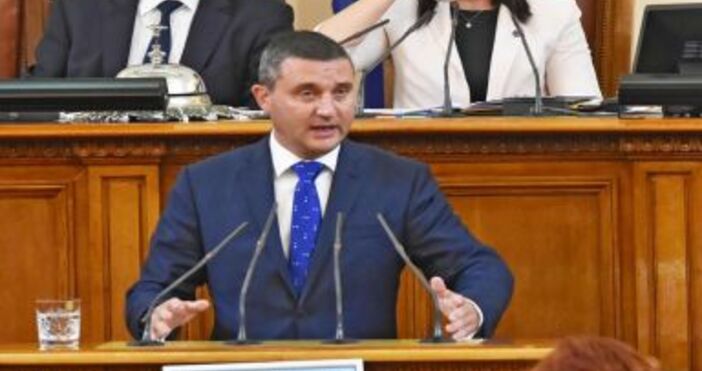 Финансовият министър Владислав Горанов втори ден е в парламента заради