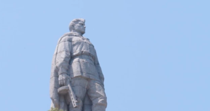 Снимка Google Maps Паметникът Альоша се извисява над Пловдив като символ на