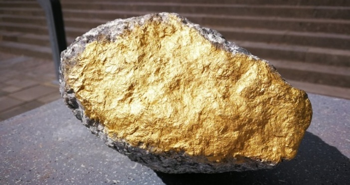 Цената на златото стигна 7 годишен рекорд като проби нивото