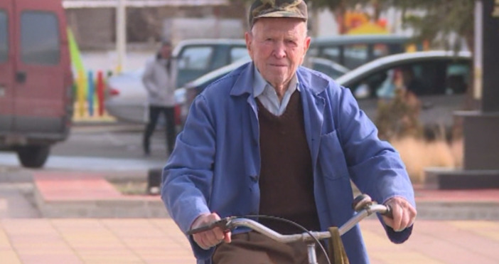 Кадър БНТСтолетник от Дългопол кара всеки ден велосипед Това е