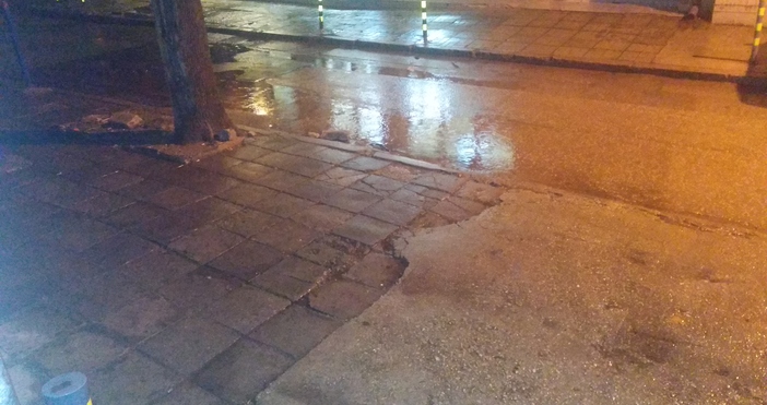 Във Варна вече часове наред не спира да ваи дъжд