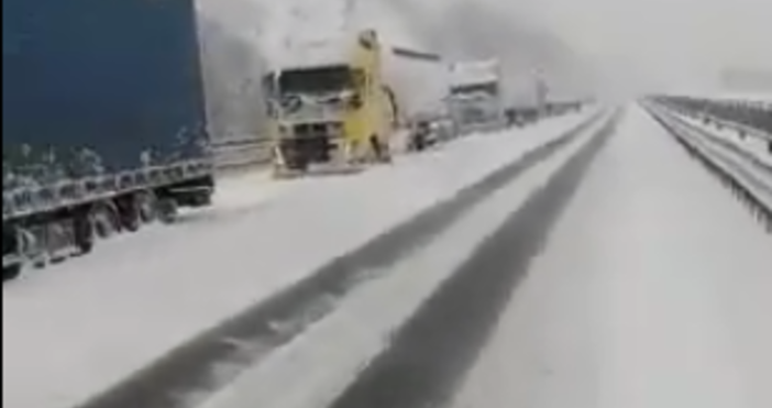 Десетки блокирани ТИР ове стоят на Витиня заради снега научи агенция
