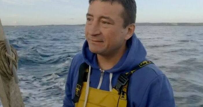Български рибар, който живее и работи в английското графство Корнуол,