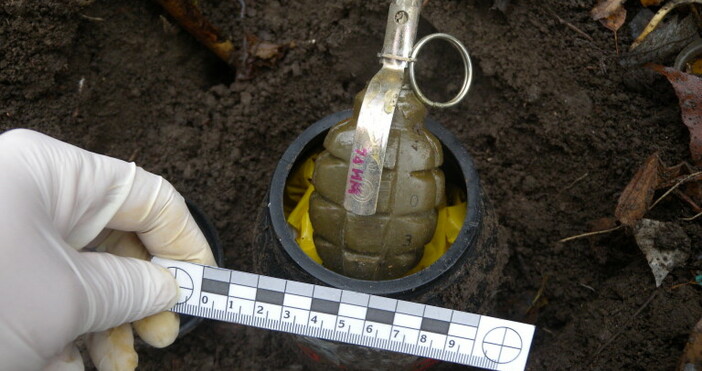 Снимка: МВРОткриха две бойни гранати с извадени шплентове на запалките