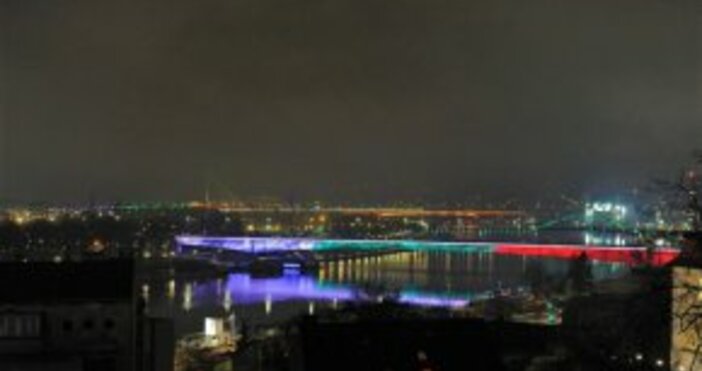 Цветовете на българския трибагреник грейнаха върху емблематични мостове и символи