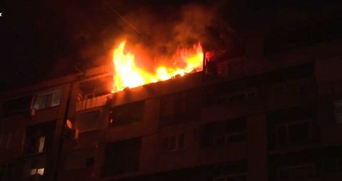 Възрастна жена е откарана в болницаПожар горя в жилищен блок