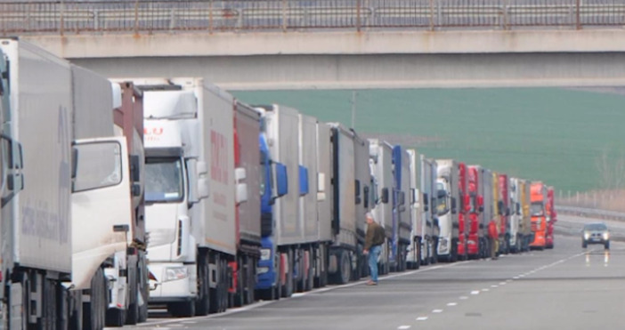 Затруднено е преминаването на тежкотоварни превозни средства през словенско хърватската граница