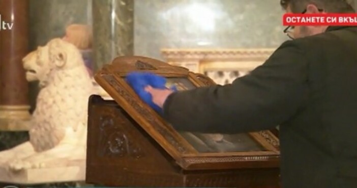 Коронавирусът е изпитание трябва да се молим Това заяви в предаването