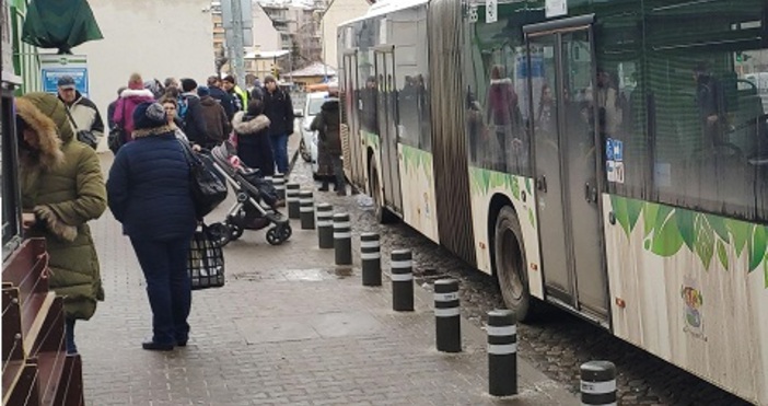 Автобусите и тролейбусите от градския транспорт на Варна ще пътуват