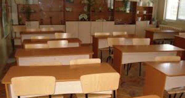Въведеното извънредно положение в страната затвори училищата поне до 29
