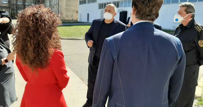 Снимка БулфотоПремиерът Бойко Борисов посети завод във Враца където шият