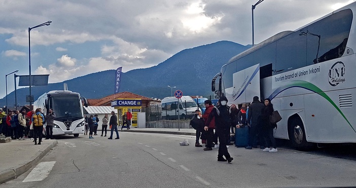 Снимки БулфотоТри автобуса британски туристи отпътуваха от Банско под полицейски