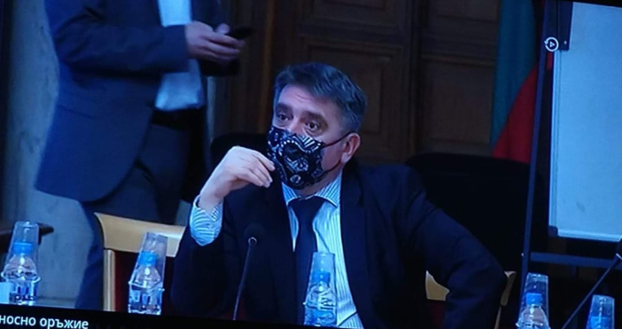 Снимка фейсбукДанаил Кирилов се появи с маска в параламента Така министърът