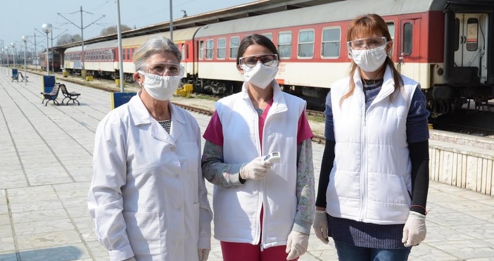 Д-р Йонели Нецова, медицинските сестри Ганка Стоянова и Траянка Топалова