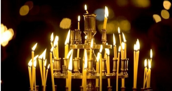 Православната църква почита днес празника Кръстопоклонна неделя На този ден християните