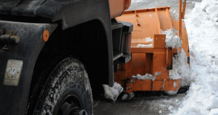 Близо 600 машини обработват пътните настилки за да се осигури