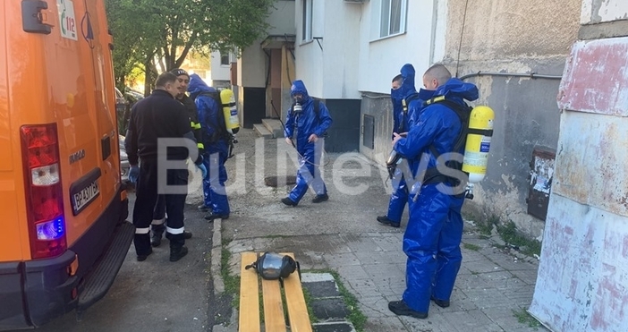 Снимка BulNewsПожарникари и медици спасяват мъж в тежко състояние във Враца