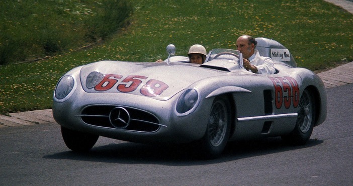 Легендарният британски автомобилен състезател сър Стърлинг Мос е починал на
