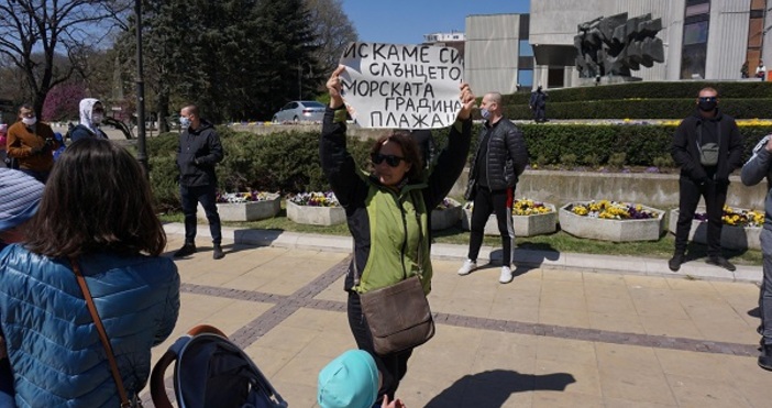 Протестът във Варна е спонтанно организиран от групи във Фейсбук