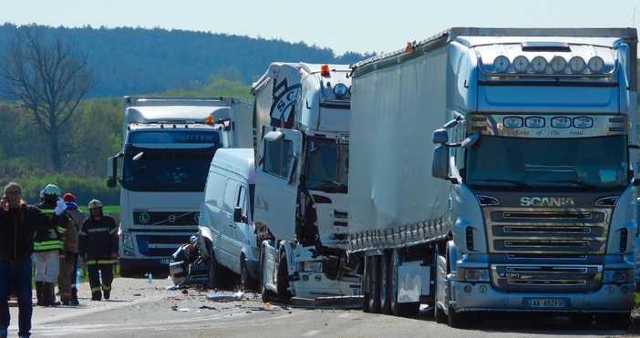 Снимки БулфотоВерижна катастрофа с 9 автомобила 6 леки коли