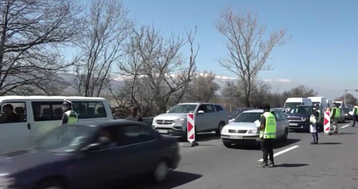 Видео: NOVINI.BGСтотици напускат София и днес, предаде репортер на NOVINI.BG. Причината предстоящите