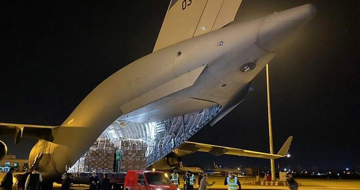 Снимки МВнРСъс самолет на НАТО е пристигнала първата пратка медицински