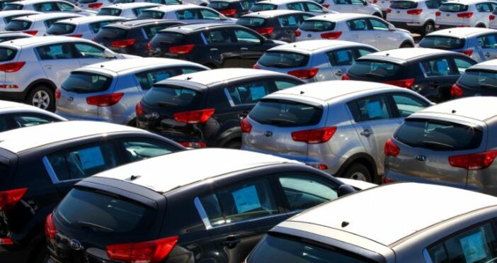 Автомобилният пазар в България се е свил с 50.7% през
