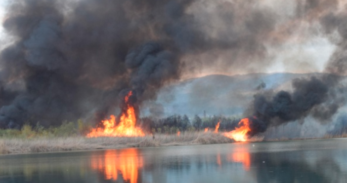 Снимка БулфотоНа връх Великден голям пожар гори на езерото в