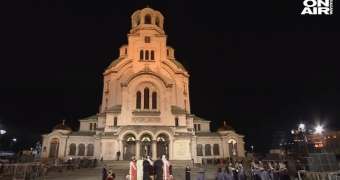 България посрещна Възкресение Христово в условията на пандемия. Празничните богослужения