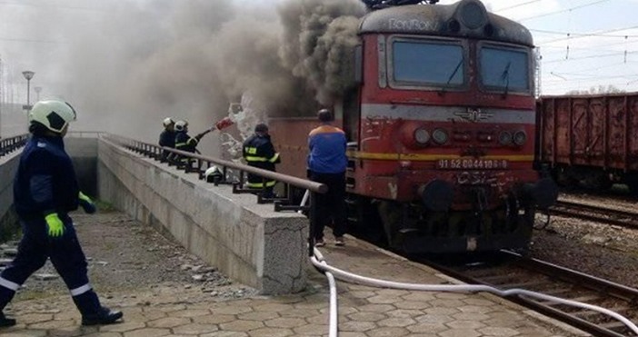 Локомотив избухна в пламъци на жп гара Карнобат, съобщи Флагман.бг,