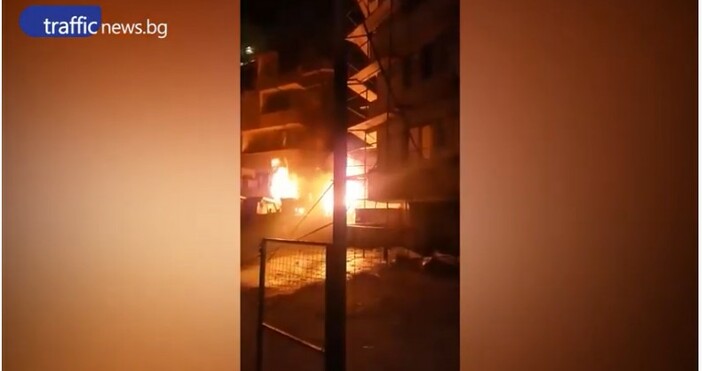 trafficnews.bgГолям пожар се е разразил в жилищна сграда в центъра на Пловдив.Огънят е обхванал сграда