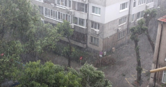 Снимка БулфотоВалежи от дъжд и гръмотевици се очакват в България