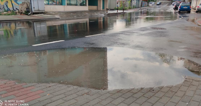 Новият асфалт на ул Александър Дякович във Варна за съжаление