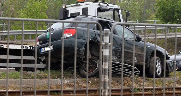 Снимка БулфотоВодач на лек автомобил Субару самокатастрофира в разделителната ограда