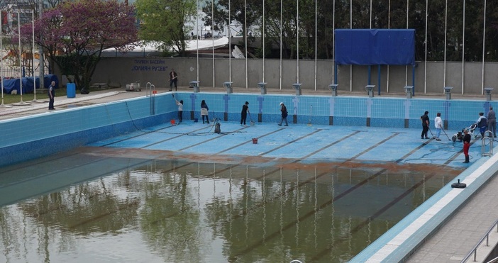 снимки БулфотоОт днес започна поетапно почистване и дезинфекциране на басейните