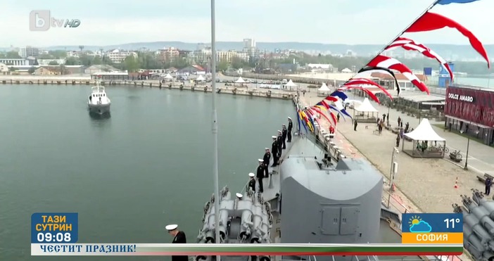 Под звуците на националния химн беше издигнат флага на Военноморските