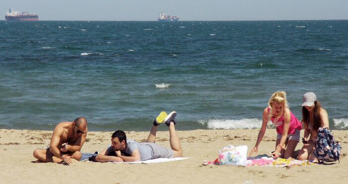 Източник и снимки БулфотоНай нетърпеливите бургазлии откриха плажа през днешния топъл и