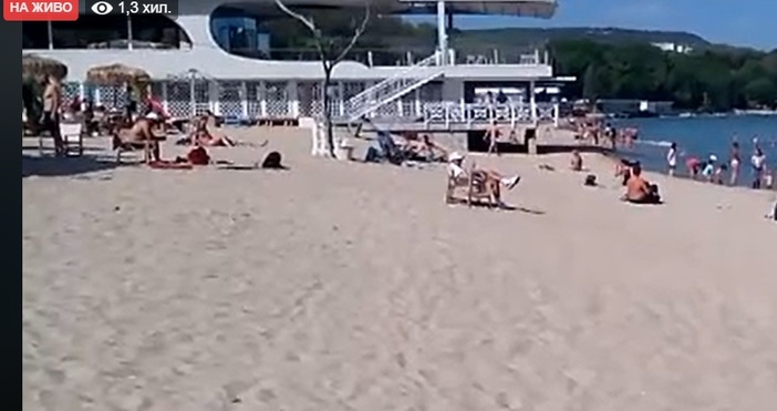Пълен е плажът във Варна.Температурата е 31 градуса.Температура на морската