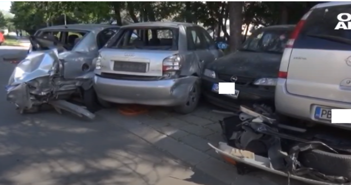 Кадър bgonair bgПиян млад шофьор удари 5 паркирани коли тази сутрин в