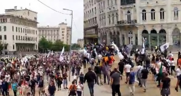 Десетки хиляди софиянци са на улицата.Насочват се към Народното събрание.Има