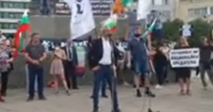 Лидерът на Възраждане Костадин Костадинов изнесе пламенна реч пред протестиращите