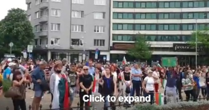 Фенове на Левски дойдоха в протеста пред Народното събрание, обявиха