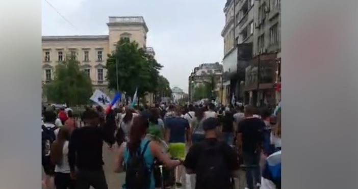 Антиправителствените демонстрации в сърцето на София намериха своето място в
